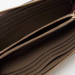 Marc Jacobs Khaki Green Leather Snapshot Zip Around Wallet For Women 13 Marc Jacobs Khaki Green Leather Snapshot Zip Around Wallet For Women -MARC JACOBS Shop luxury women marc jacobs new handbags p654414 001