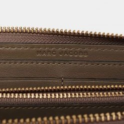 Marc Jacobs Khaki Green Leather Snapshot Zip Around Wallet For Women 19 Marc Jacobs Khaki Green Leather Snapshot Zip Around Wallet For Women -MARC JACOBS Shop luxury women marc jacobs new handbags p654414 003