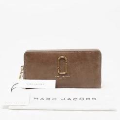 Marc Jacobs Khaki Green Leather Snapshot Zip Around Wallet For Women 17 Marc Jacobs Khaki Green Leather Snapshot Zip Around Wallet For Women -MARC JACOBS Shop luxury women marc jacobs new handbags p654414 004