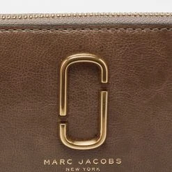 Marc Jacobs Khaki Green Leather Snapshot Zip Around Wallet For Women 16 Marc Jacobs Khaki Green Leather Snapshot Zip Around Wallet For Women -MARC JACOBS Shop luxury women marc jacobs new handbags p654414 005